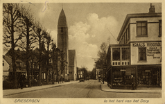 16512 Gezicht in de Hoofdstraat met bebouwing te Driebergen uit het noordwesten; met op de achtergrond de toren van de ...